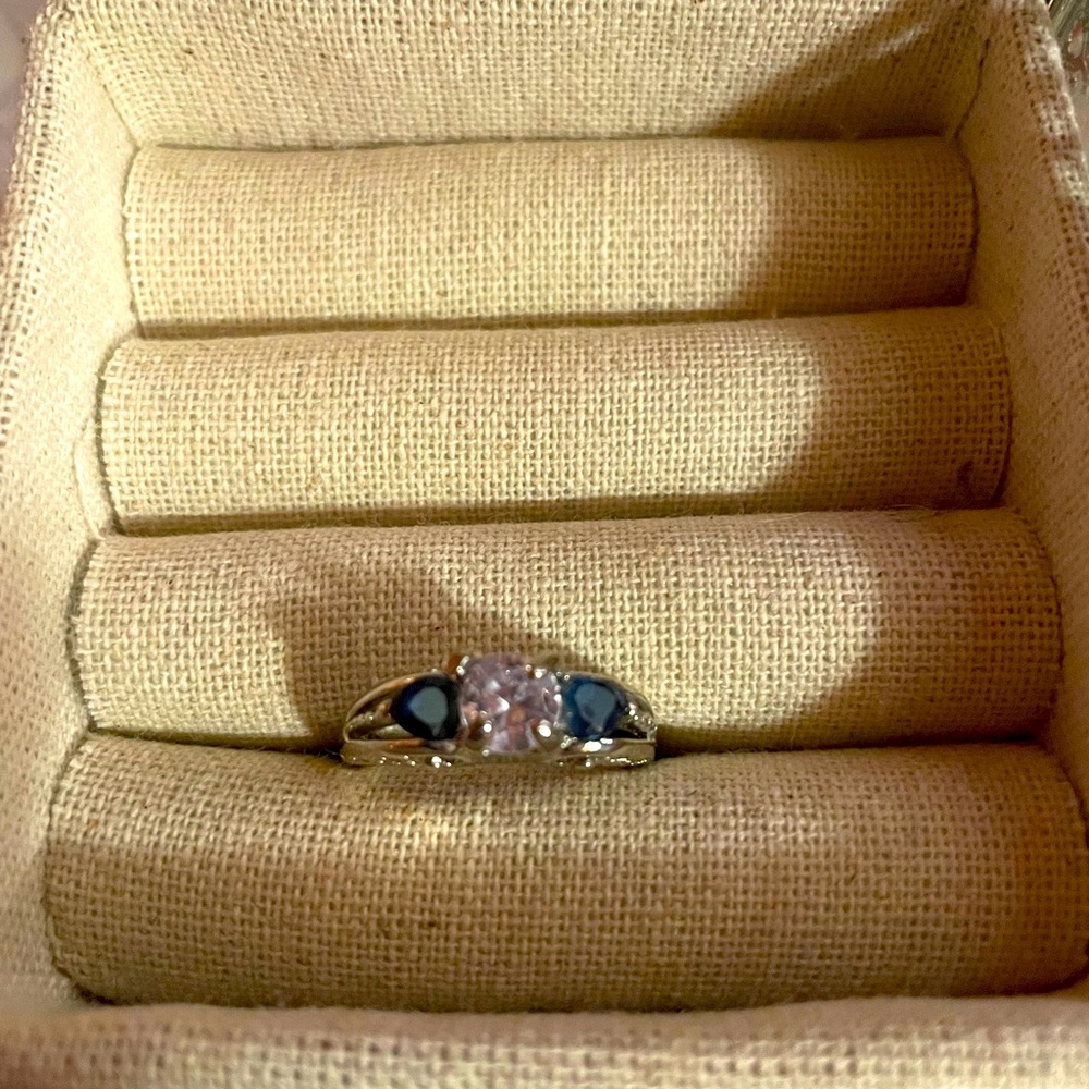 Beautiful ring with 2 Sapphires and diamond ring